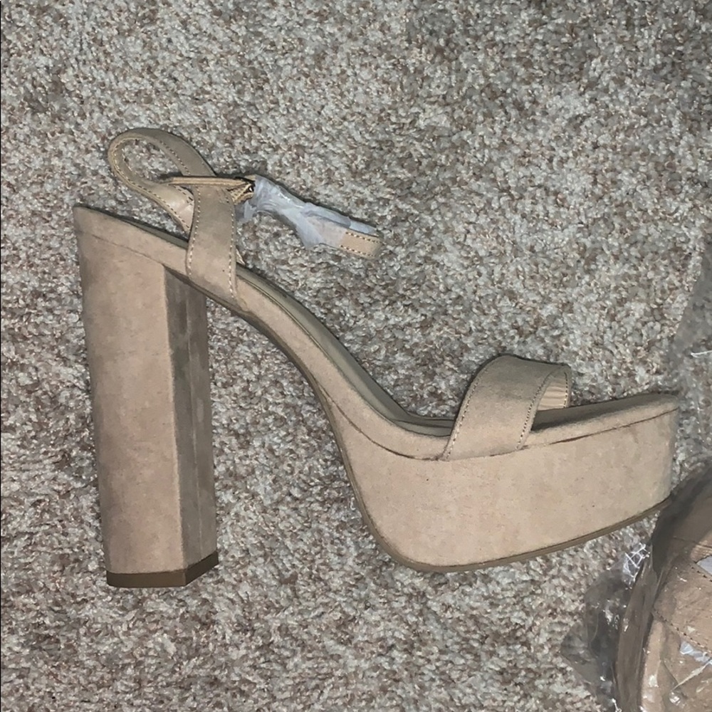 Sexy nude heels. Excellent new condition.